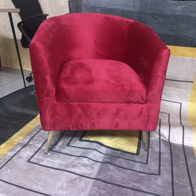 Ghế sofa đơn Juno Sofa vải nhung màu đỏ chân sắt mạ vàng 