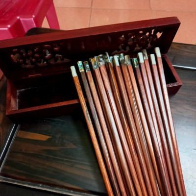 Combo Đũa ăn bằng gỗ trắc đỏ + hộp đũa bằng gỗ hương  