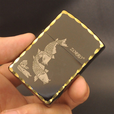 Vỏ Hột Quẹt Bật Lửa Xăng Đá Zorro Z91325A Thiết Kế Đẹp Độc Lạ Hình Cá Chép - Dùng Xăng Bấc Đá Cao Cấp