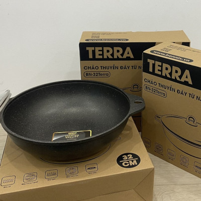 Chảo lẩu vân đá đúc 3 lớp đa năng TERRA Bennix Thái Lan 32cm vung kính