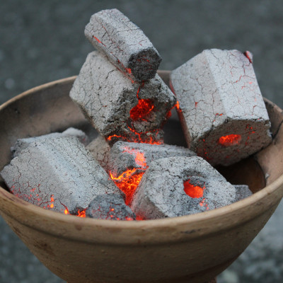 Combo 3 hộp than không khói làm từ Gáo dừa chính hãng R2D dùng cho tiệc nướng BBQ (tổng 7 kg than) an toàn cho sức khoẻ