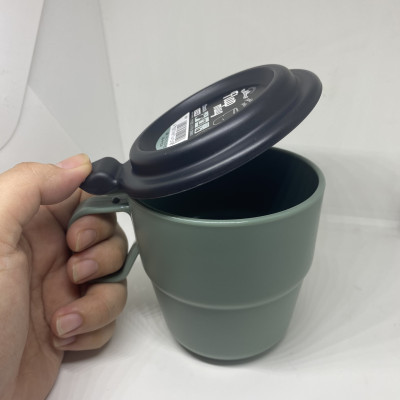 Cốc uống nước kèm nắp liền màu xanh nội địa Nhật Bản
