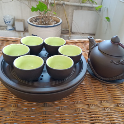 Bộ ấm chén đắp nổi cội nguồn khay tròn gốm sứ Bát Tràng