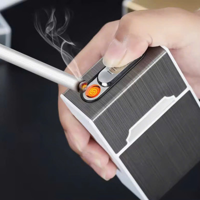 Hộp Đựng Nguyên Bao 20 Điếu: Tiện Lợi Với Bật Lửa Châm Điện Hồng Ngoại 2in1 và Sạc USB