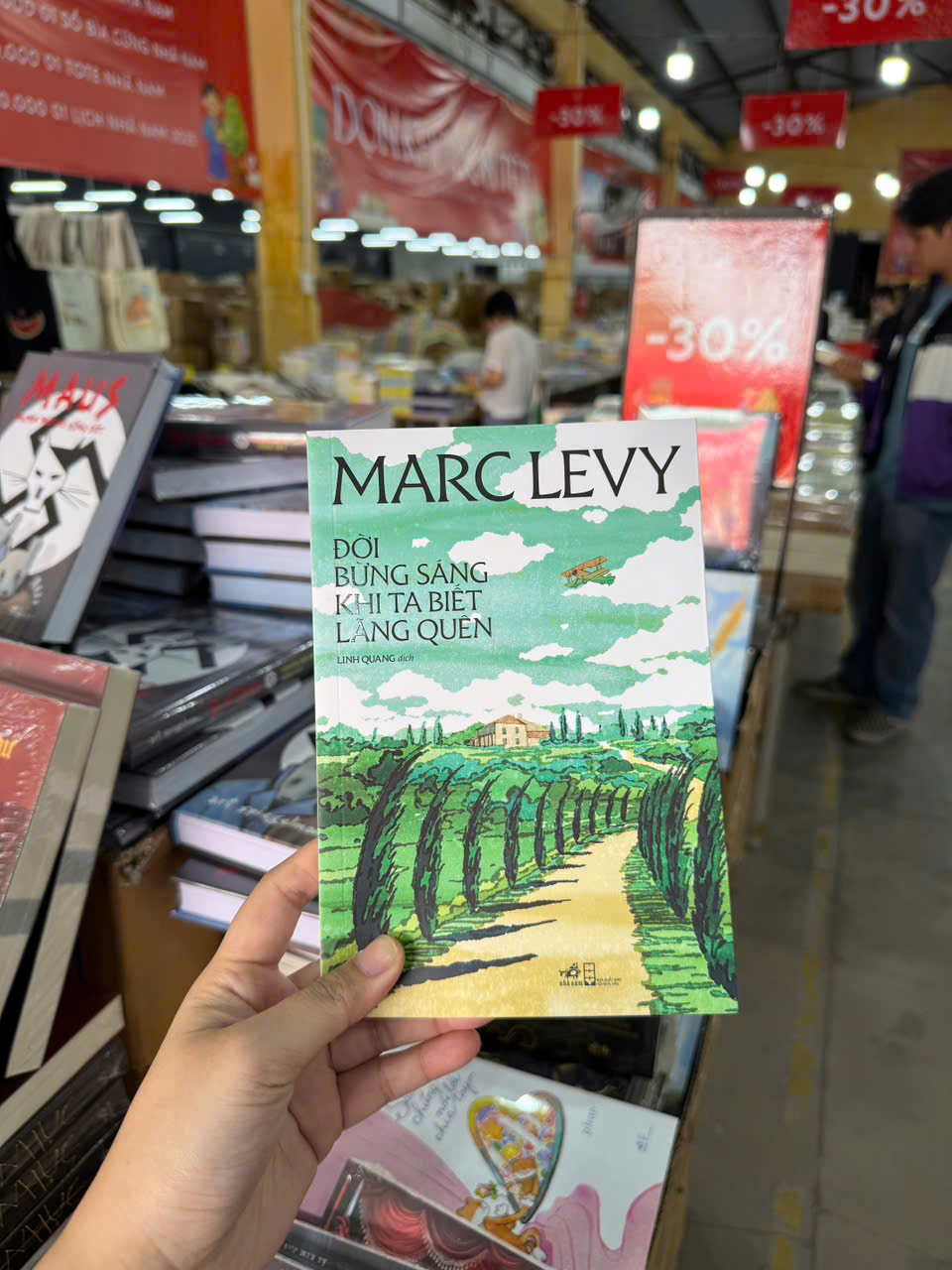 Sách - Đời bừng sáng khi ta biết lãng quên (Marc Levy) (Nhã Nam HCM)