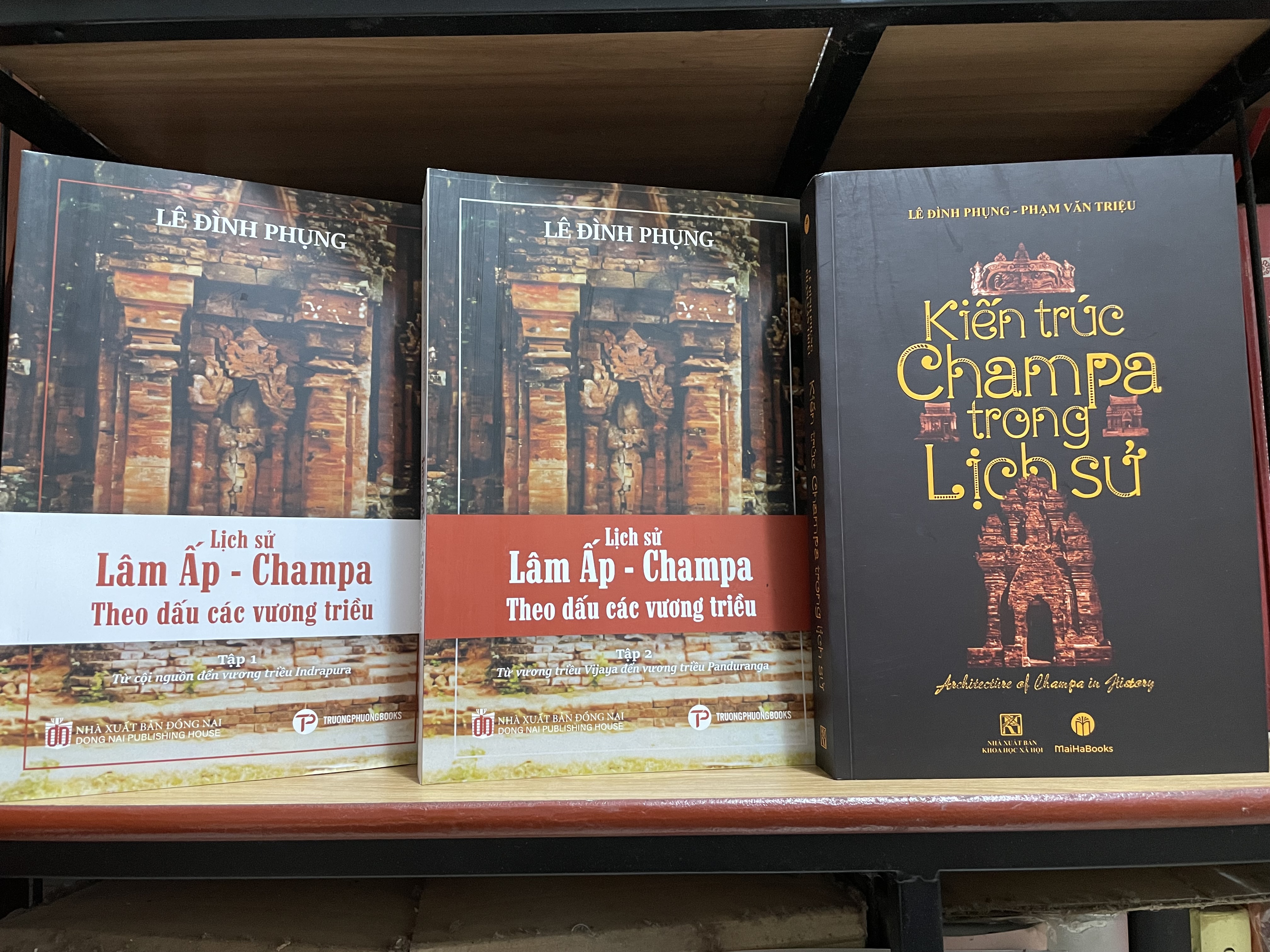 Combo 3c về Champa của tác giả Lê Đình Phụng: Lịch sử Lâm Ấp -Champa theo dấu các vương triều (2 tập); Kiến trúc Champa trong lịch sử