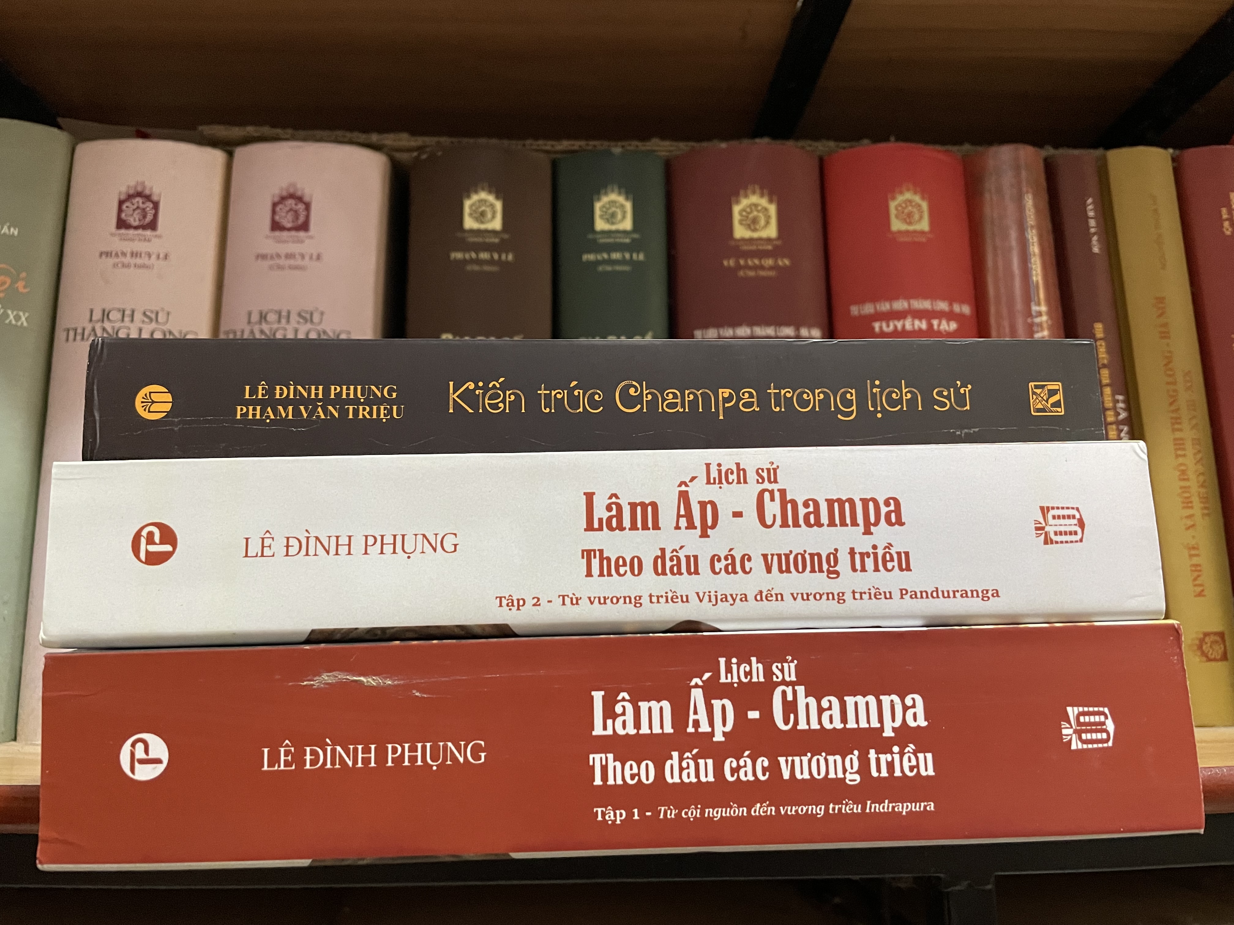 Combo 3c về Champa của tác giả Lê Đình Phụng: Lịch sử Lâm Ấp -Champa theo dấu các vương triều (2 tập); Kiến trúc Champa trong lịch sử