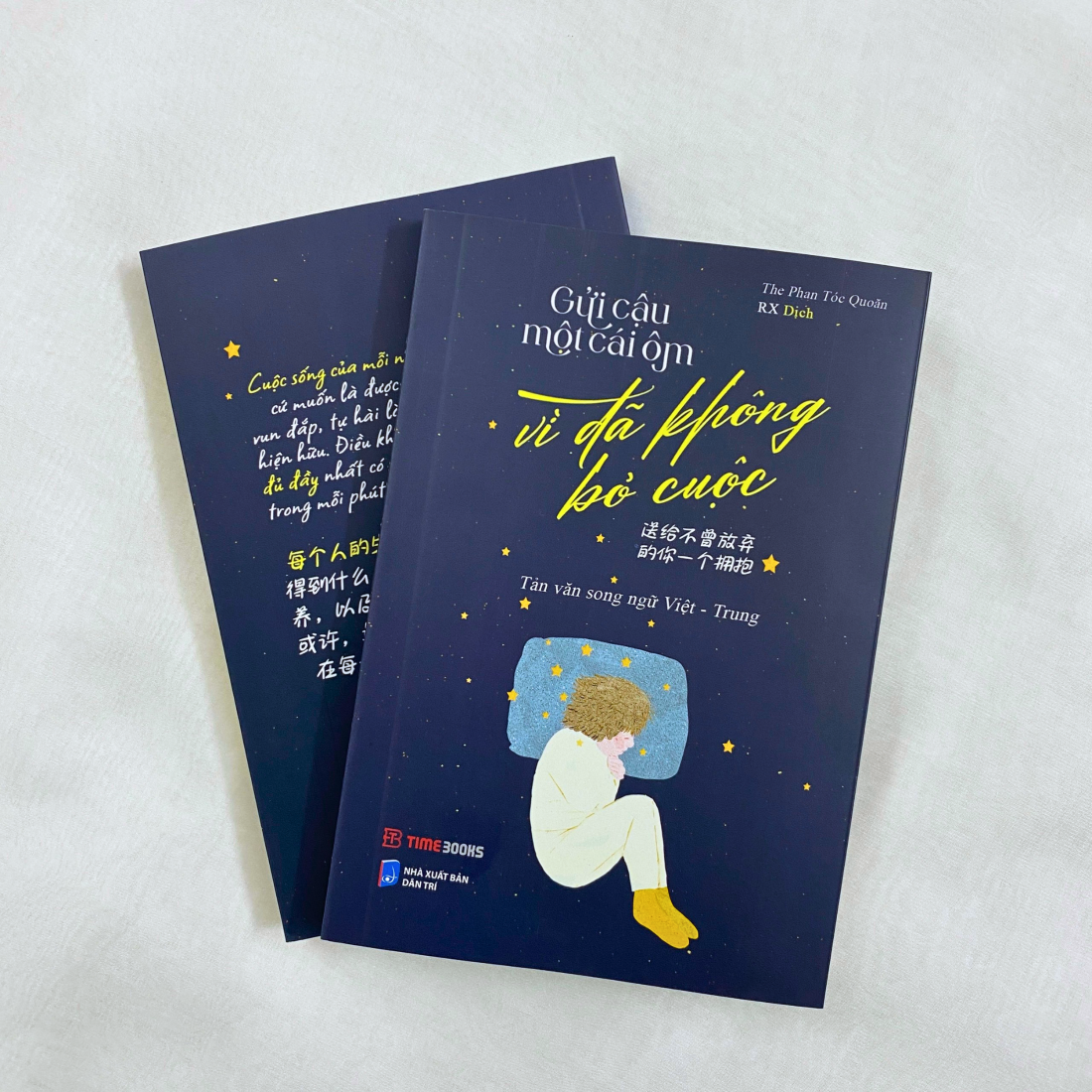 Sách Gửi Cậu Một Cái Ôm Vì Đã Không Bỏ Cuộc - Phiên Bản Song Ngữ Việt Trung - The Phan Tóc Quoăn