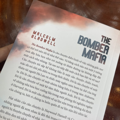 (Tác giả bán chạy do New York Times bầu chọn) THE BOMBER MAFIA: GIẤC MƠ, CÁM DỖ VÀ ĐÊM DÀI NHẤT TRONG THẾ CHIẾN II - Malcolm Gladwell - Nguyễn Bình Thành - Thới Ngọc Tuấn Quốc dịch - Saigonbooks – Nxb Thế Giới (Bìa mềm)