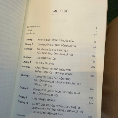 BÁO CHÍ TRÊN THIẾT BỊ DI ĐỘNG VÀ NỀN TẢNG TRUYỀN THÔNG XÃ HỘI – Anthony Adornato – My Trần & Thiện Trần dịch – NXB Trẻ