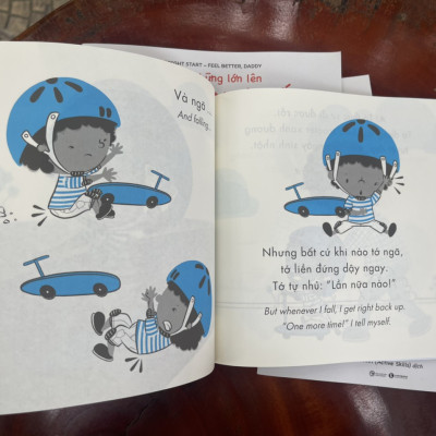 (Bộ 4 cuốn song ngữ Việt – Anh có minh họa màu) CHẬP CHỮNG LỚN LÊN: Cảm ơn nhé! + Lần nữa nào! + Đến lượt cậu đấy! + Mau khỏe nhé, bố ơi! – Thái Hà – NXB Công Thương