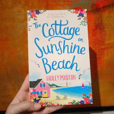 Sách - The Cottage on Sunshine Beach: An utterly gorgeous feel good romantic comedy by Holly Martin
