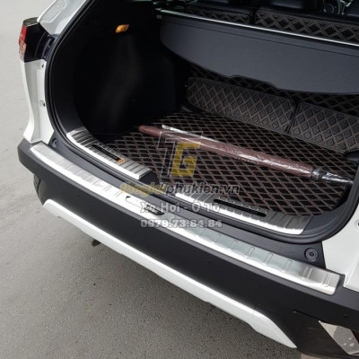 Bộ ốp chống trầy bậc cốp Toyota Corolla Cross 2020 – Mẫu INOX