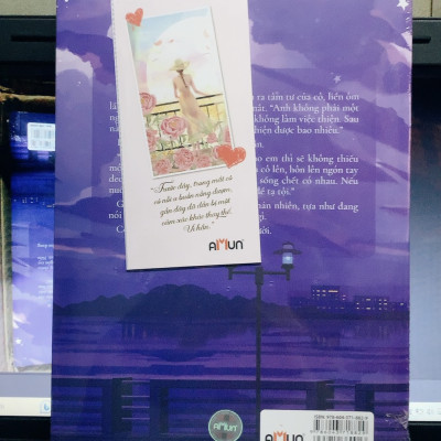 Sách - Sơn trà nở muộn - Giá Oản Chúc ( bản giới hạn tặng: Bookmark bật lửa + Bookmark hoa sơn trà + Postcard)