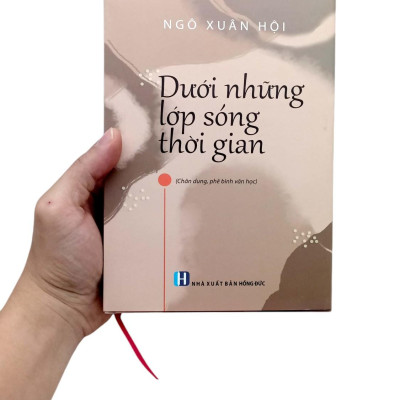 Dưới Những Lớp Sóng Thời Gian - Bìa Cứng