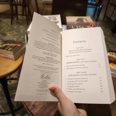 Sách - Overcoming Low Self-Esteem: A Self-Help Guide Using Cognitive Behavioural Techniques by Melanie Fennell