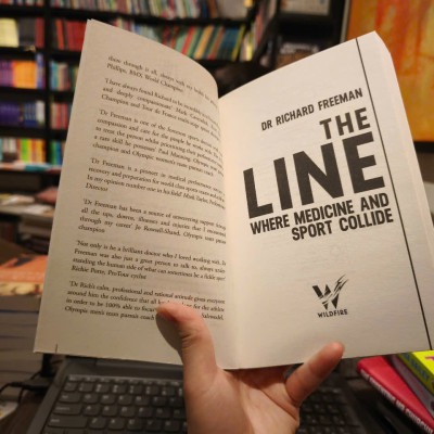 Sách - The Line: Where Medicine and Sport Collide by Richard Freeman - Cycling / Sport