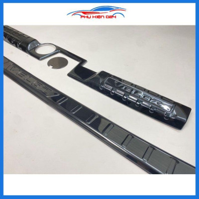 Ốp chống trầy cốp Veloz 2022-2023 vân titan bảo vệ cốp sau xe chống va đập