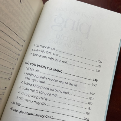 PING GIẢI CỨU VƯỜN ĐỊA ĐÀNG - Stuart Avery Gold - First New – bìa mềm