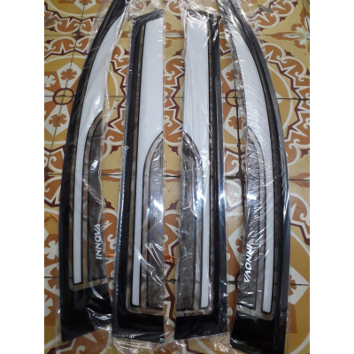 Vè che mưa sơn gồ 2 màu xe Toyota Innova 2006 - 2015 nhựa cao cấp