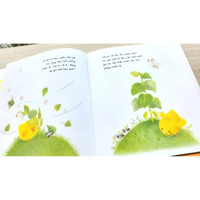 Gà con và hoa hướng dương