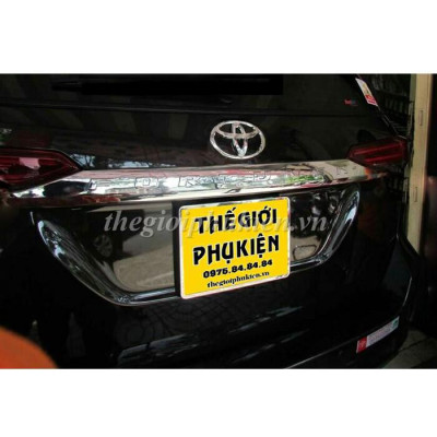 Ốp trang trí tay mở cốp sau Toyota Fortuner 2017-2019