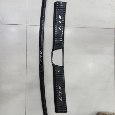 Nẹp chống trày cốp, ốp bậc cốp theo xe dành cho SUZUKI XL7 2020 mẫu titan, cacbon chất liệu không gỉ, bảo vệ cốp xe ô tô