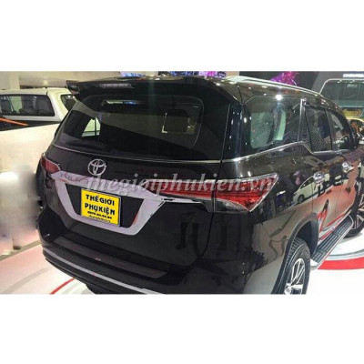 Ốp trang trí tay mở cốp sau Toyota Fortuner 2017-2019
