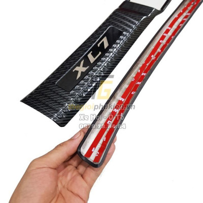 BỘ SẢN PHẨM Nẹp bước chân và ốp chống trầy cốp Suzuki XL7 - Mẫu vân Carbon