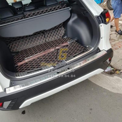 Bộ ốp chống trầy bậc cốp Toyota Corolla Cross 2020 – Mẫu INOX