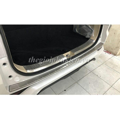 Ốp chống trầy cốp Mitsubishi Xpander – Mẫu INOX