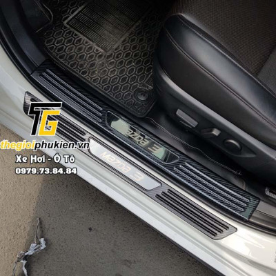 COMBO Nẹp bước chân và ốp chống trầy cốp Mazda 3 2020 vân Carbon