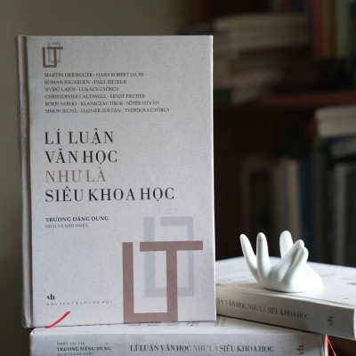 Lí Luận Văn Học Như Là Siêu Khoa Học