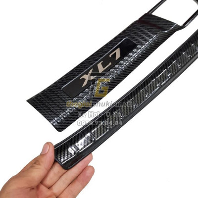 BỘ SẢN PHẨM Nẹp bước chân và ốp chống trầy cốp Suzuki XL7 - Mẫu vân Carbon