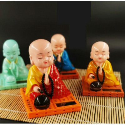 Tượng phật gõ mõ năng lượng mặt trời trang trí taplo xe hơi, phòng làm việc