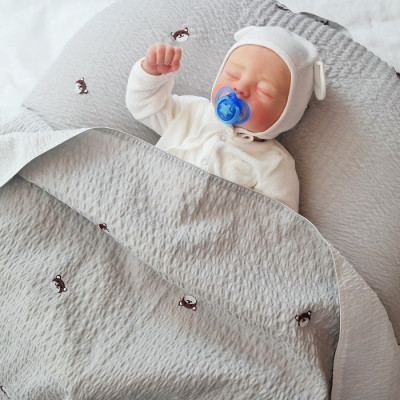 Gối chống trào ngược cho bé Rototo Bebe chữ C cao cấp, chất liệu đặc biệt Ripple gợn sóng (Ghi họa tiết gấu)