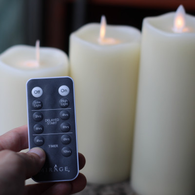 Nến điện tử R2D làm bằng sáp nến thật cao cấp, có remote điều khiển từ xa.