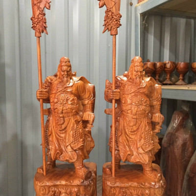 Tượng quan công cầm đao đứng trên gốc cây tùng kt cao 70