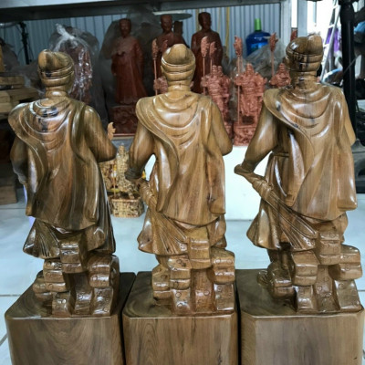 Tượng trần quốc tuấn gỗ bách xanh thơm nức kt cao 40×14×11cm