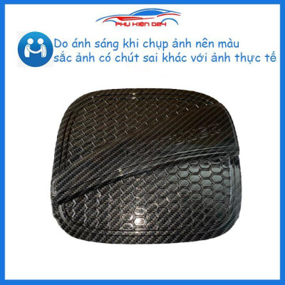 Ốp nắp bình xăng Fortuner 2017-2020 vân cacbon chống trầy trang trí ô tô