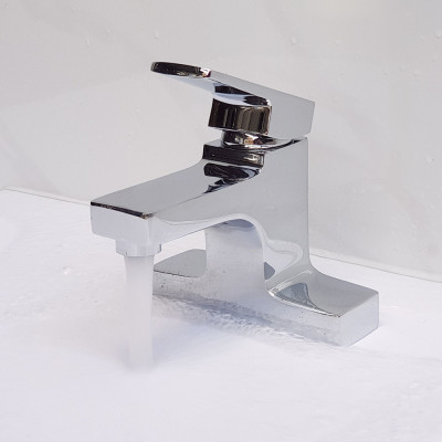 Vòi Lavabo nóng lạnh 2 chân Đồng mạ Chrome Eurolife EL-DAISY 03 (Trắng bạc)
