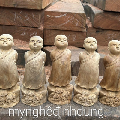 Tượng tùy duyên chú tiểu may mắn bằng gỗ ngọc am thơm nức kt cao 20cm 