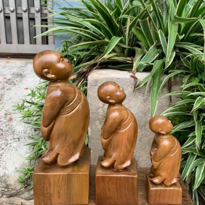 Tượng tùy duy tượng chú tiểu bằng gỗ bách xanh kt cao 20