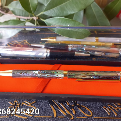 Bút bi viết ký phong thủy khảm vỏ bào ưng xanh phong cánh lịnh lãm đẳng cấp