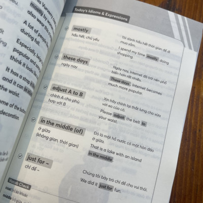 EXPRESSIONS FOR ENGLISH SPEAKING 100+ chủ đề về đời sống – Siwon Lee – Tô Hà Thanh Phương dịch - Gamma (Alpha Books) -Nhà Xuất Bản Dân Trí