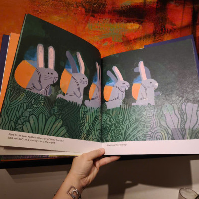 Sách - Full Moon by Camilla Pintonato - Picture Books / Childrens in English