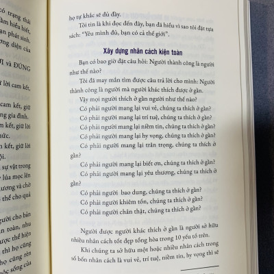 Sách - Yêu mình đủ bạn có cả thế giới
