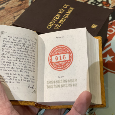 (Bản vi quyền in 100 cuốn bản kèm hộp meca cứng trong 3 mặt và bộ 3 postcard màu) CHUYỆN KỲ DỊ VỀ BENJAMIN – F. Scott Fitzgerald – Nguyễn Việt Hải dịch - Phúc Minh Books