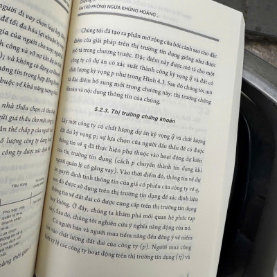 KINH TẾ VĨ MÔ VÀ CÁC CUỘC KHỦNG HOẢNG TÀI CHÍNH - Liên kết với nhau bởi những thông tin thay đổi liên tục – NXB Chính trị quốc gia sự thật
