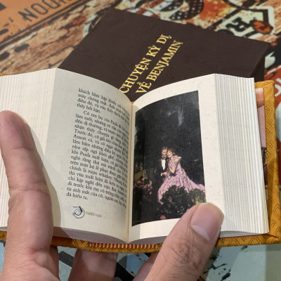 (Bản vi quyền in 100 cuốn bản kèm hộp meca cứng trong 3 mặt và bộ 3 postcard màu) CHUYỆN KỲ DỊ VỀ BENJAMIN – F. Scott Fitzgerald – Nguyễn Việt Hải dịch - Phúc Minh Books